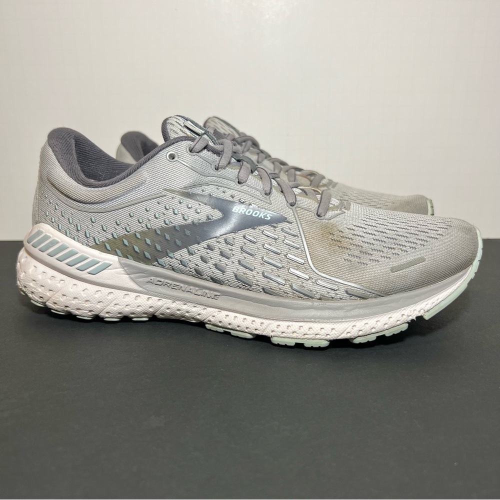 Womens BROOKS Adrenaline GTS 21 Gray Running Shoes / Size 9